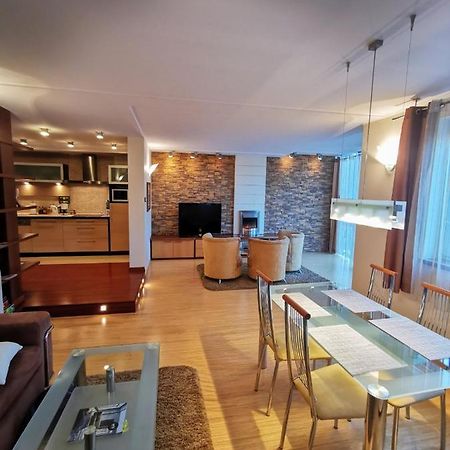Uroczy Apartament Przy Deptaku Z Parkingiem. Polanica-Zdrój Esterno foto