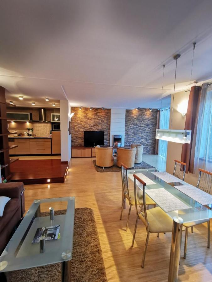 Uroczy Apartament Przy Deptaku Z Parkingiem. Polanica-Zdrój Esterno foto
