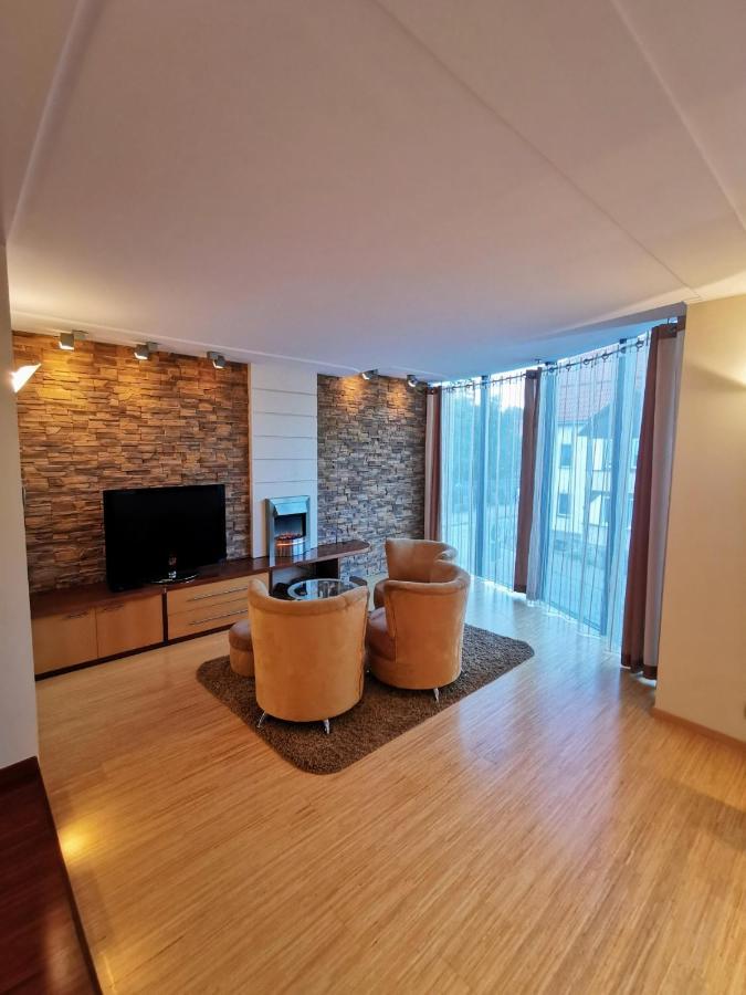 Uroczy Apartament Przy Deptaku Z Parkingiem. Polanica-Zdrój Esterno foto