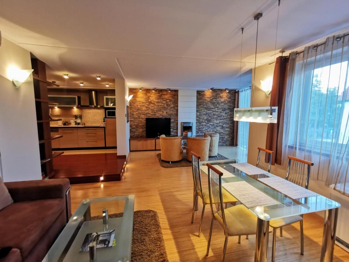 Uroczy Apartament Przy Deptaku Z Parkingiem. Polanica-Zdrój Esterno foto
