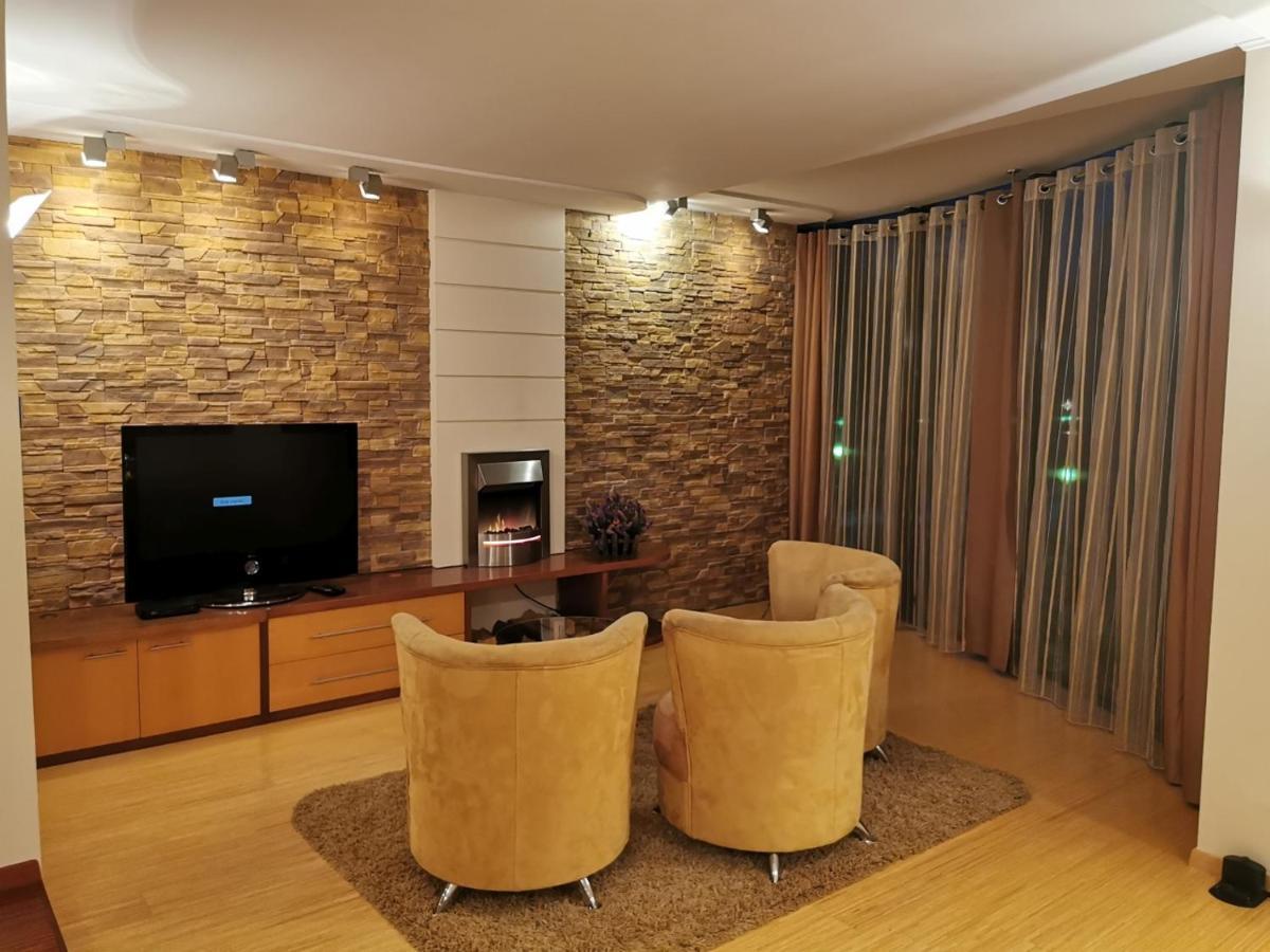 Uroczy Apartament Przy Deptaku Z Parkingiem. Polanica-Zdrój Esterno foto