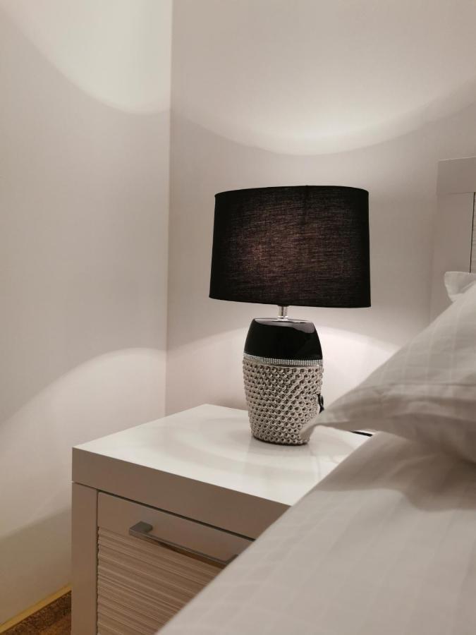 Uroczy Apartament Przy Deptaku Z Parkingiem. Polanica-Zdrój Esterno foto