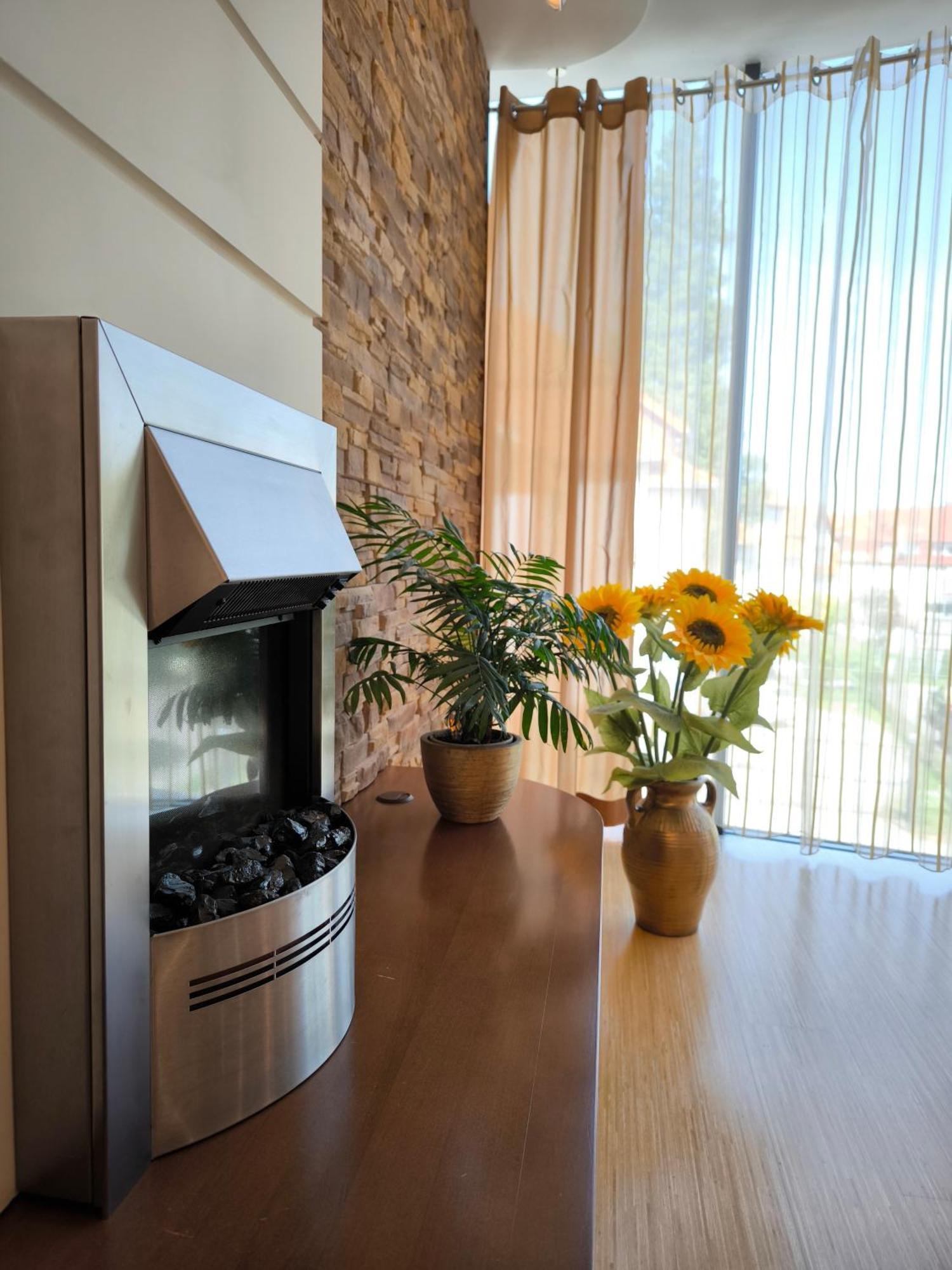 Uroczy Apartament Przy Deptaku Z Parkingiem. Polanica-Zdrój Esterno foto