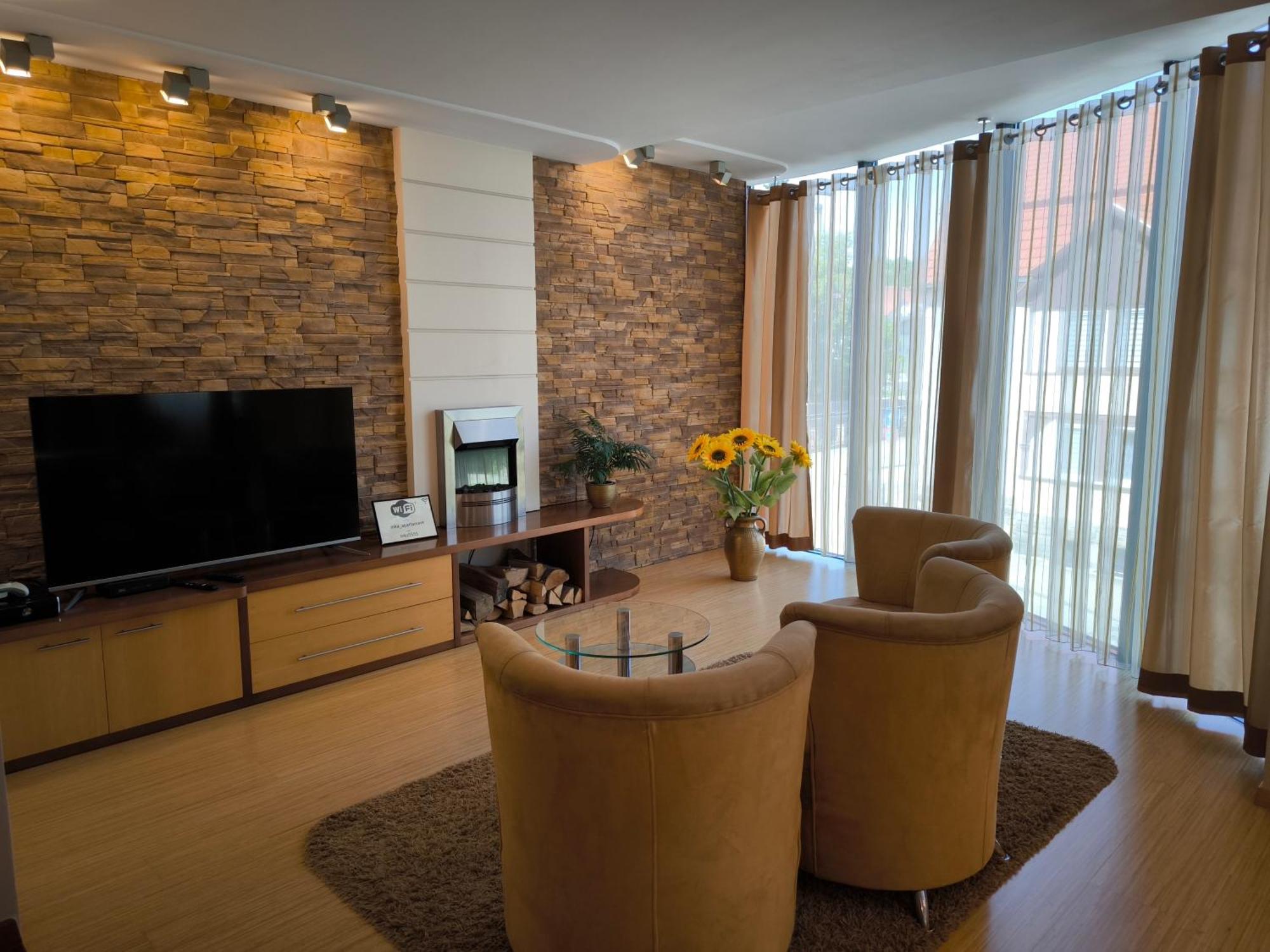 Uroczy Apartament Przy Deptaku Z Parkingiem. Polanica-Zdrój Esterno foto