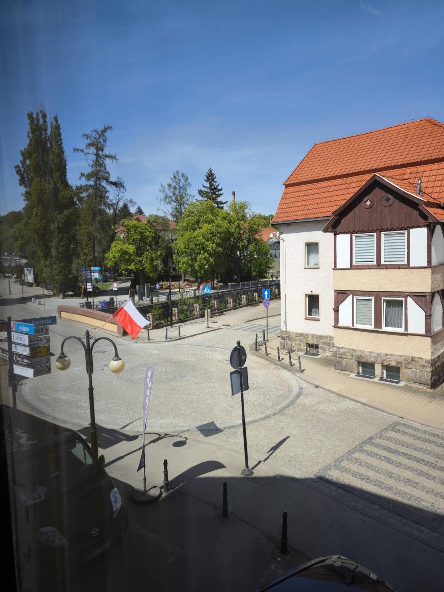 Uroczy Apartament Przy Deptaku Z Parkingiem. Polanica-Zdrój Esterno foto